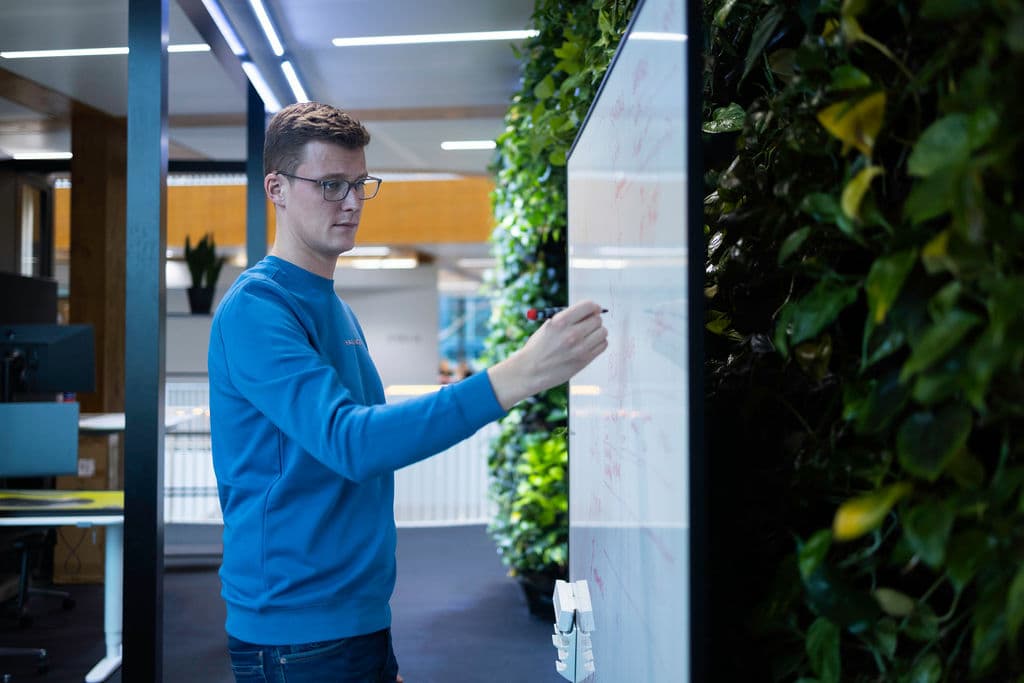 Hero achtergrond: Bas aan het werk